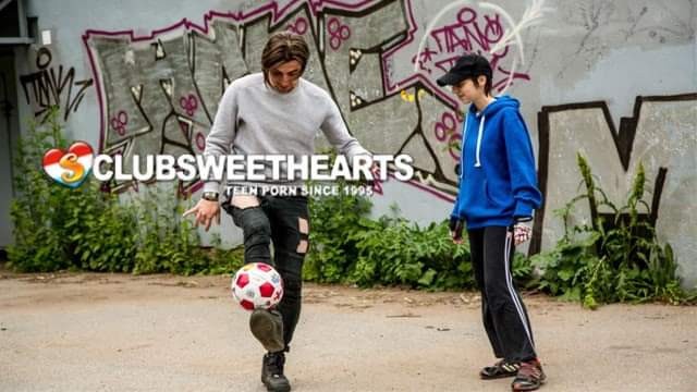 Небритая узбечка раздвигает ноги