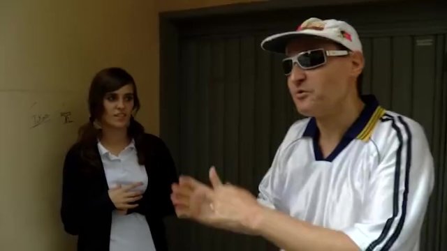 Казашка-соседка забежала на чайку.