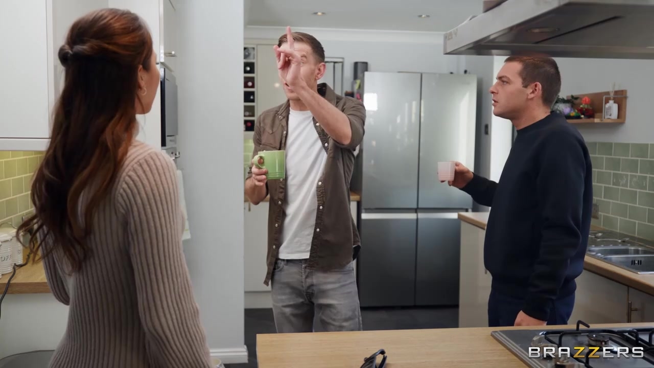 Зрелая узбечка крутит домашнее порно