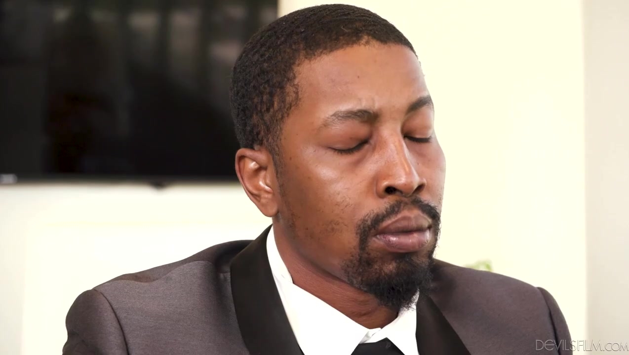 Узбекская горячая минетчица словно рассказывает, как сосать член.