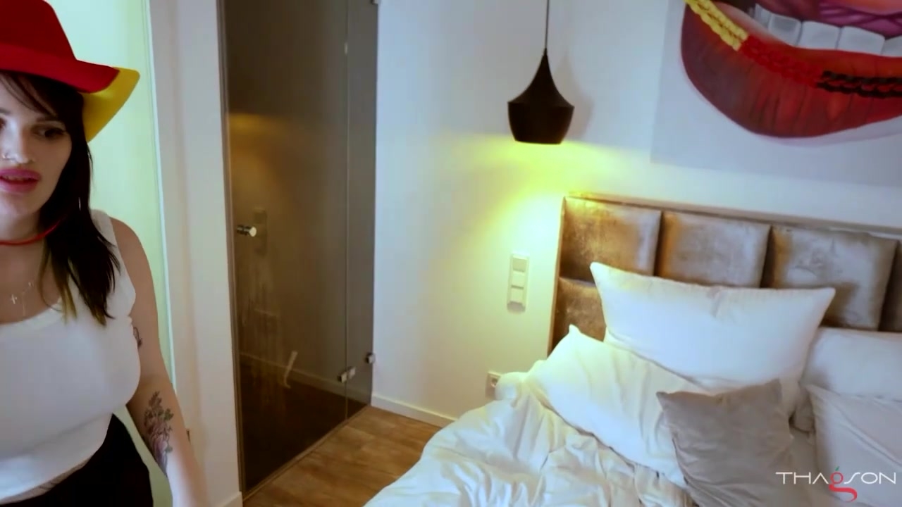 Тайная страсть цыганки раздевание в туалете