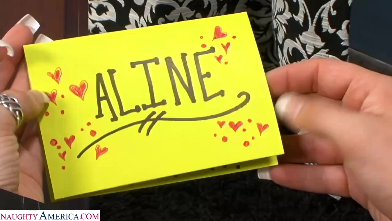 Русская милашка умело отдает минет сводному брату.