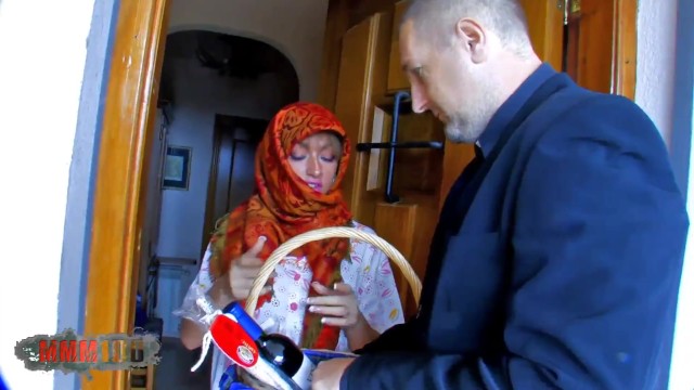 Дикая узбечка дрочит свою киску