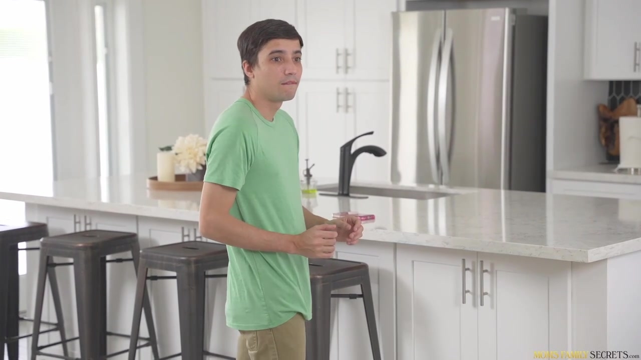 Корейская красотка облила спермой после глубокого минета